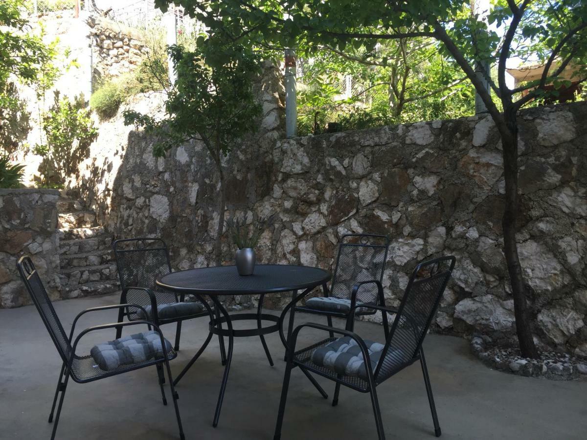 אומיס Apartmani Milka I Jozo מראה חיצוני תמונה